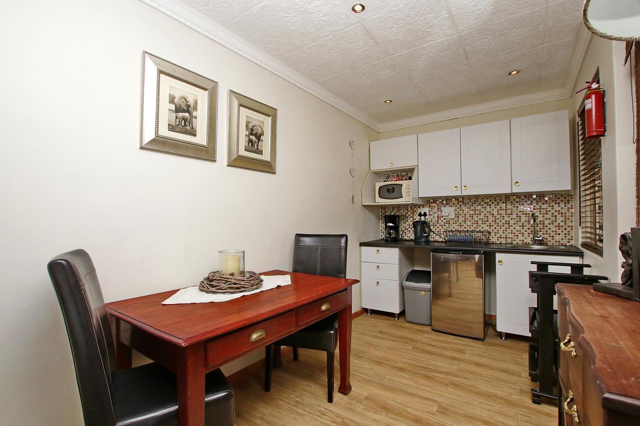 Arum Place Guest House Йоханнесбург Экстерьер фото